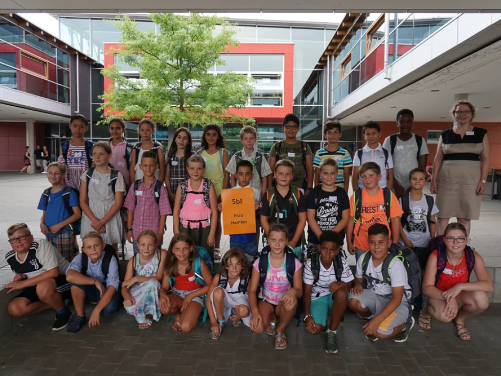 Klassenfoto einer neuen fünften Klasse unter dem Baum.